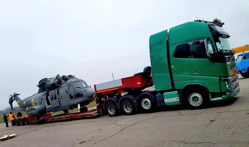 Elicopter transportat pe trailer cu platformă joasă