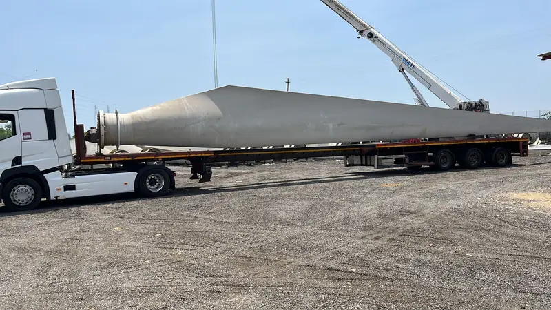 Pală de turbină eoliană încărcată pe semiremorcă extensibilă